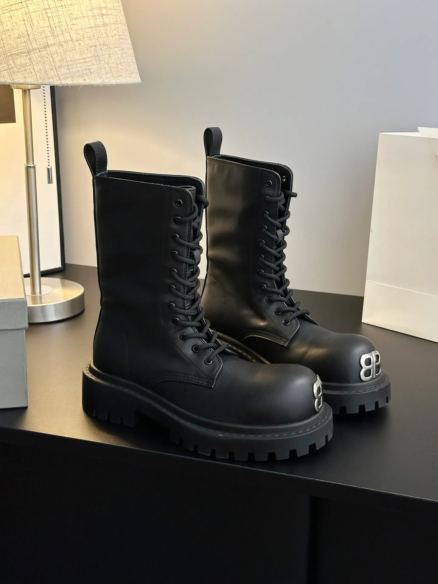 👟👟Ex-factory price 780👟👟 [𝗕𝗔𝗟𝗘𝗡𝗖𝗜𝗔𝗚𝗔Parisian Martin boots] Stomper Derby new big-toe derby shoes. This pair of shoes is simply a dark horse in this year's fashion circle. The exaggerated big-toe design makes people fall in love at first sight! 💖 👟 When I first saw it, I was attracted by the big B logo. It’s so recognizable! 🌟 Wear it, whether paired with skinny jeans or wide-leg pants, you can easily style it and look extremely fashionable! The double B decorative buckle is hand-inlaid with pure copper hardware 👟👟Shoe upper material: full-grain cowhide 👟👟Shoe lining material: water-dyed cowhide 👟👟Sole material: original rubber outsole 👟👟Shoe size selection: women's 35-40 (40 customized)